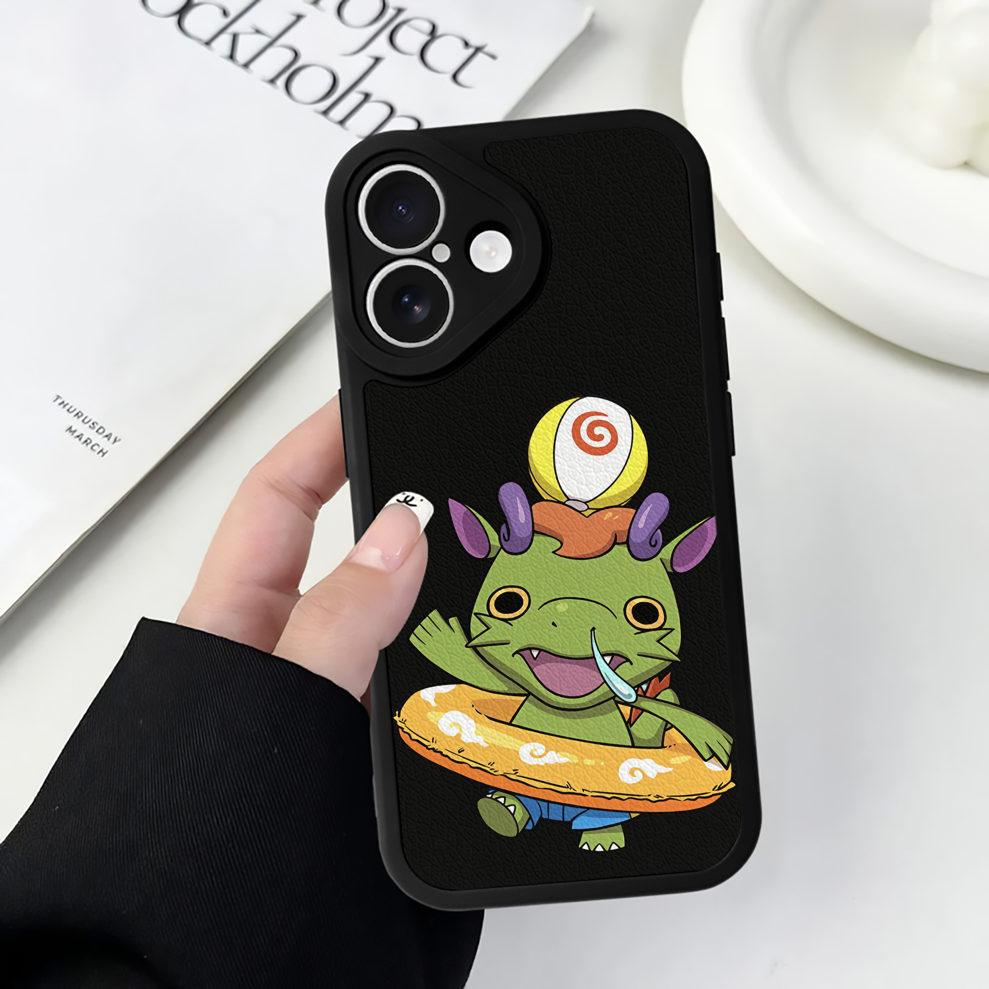 （画像用） 妖怪ウォッチ Yo-kai Watch 【iPhone 16シリーズ対応】シリコンスマホケース（レザー調） 材質：シリコン